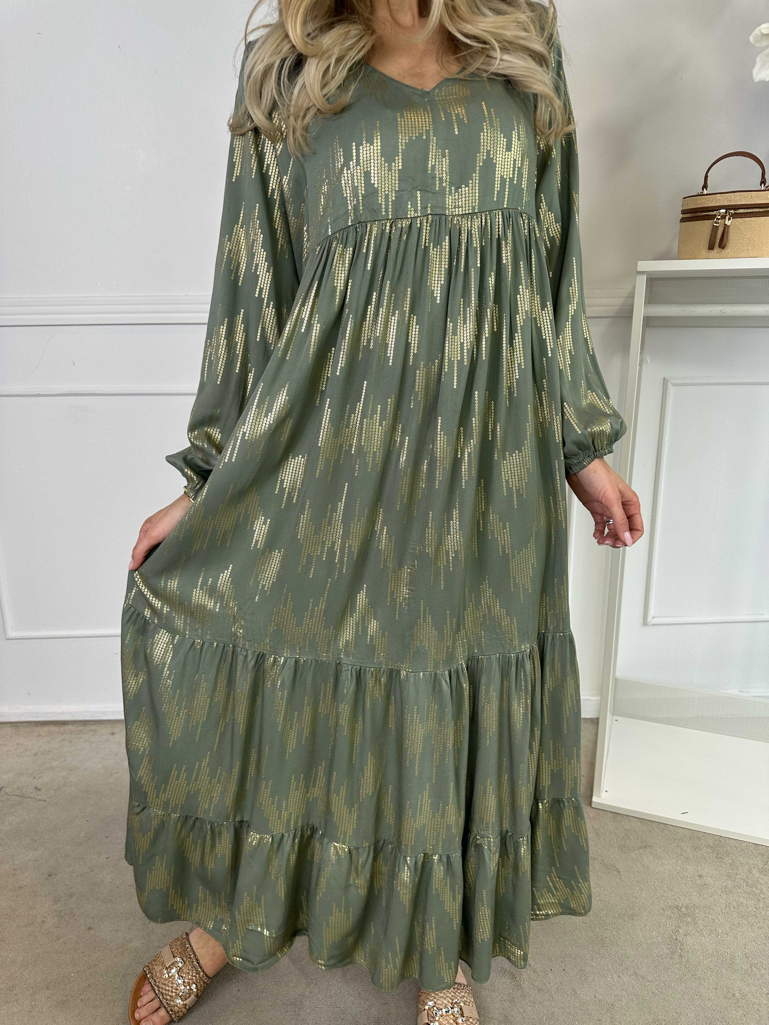 Mona - Lång, lös klänning i viskos med gulddetaljer